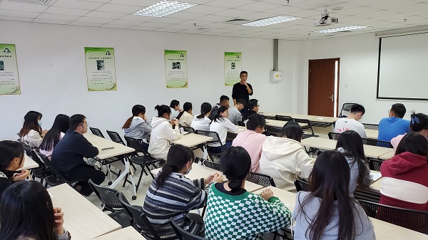 环境学部污染控制与环境修复创新团队进行研究生实验室安全教育会议