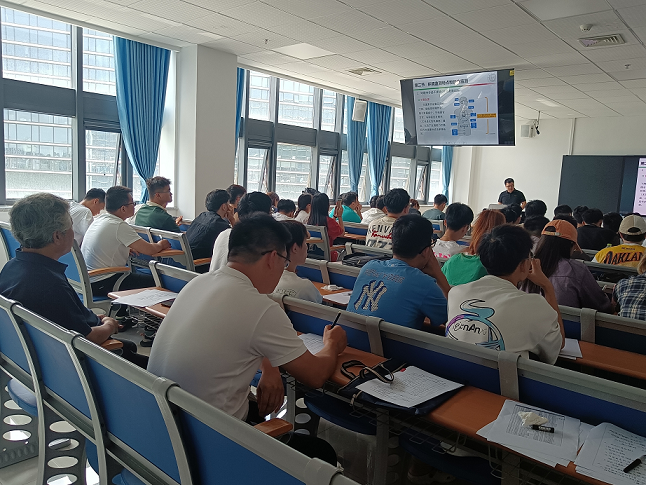 环境学部“开学第一课”领导深入课堂听课