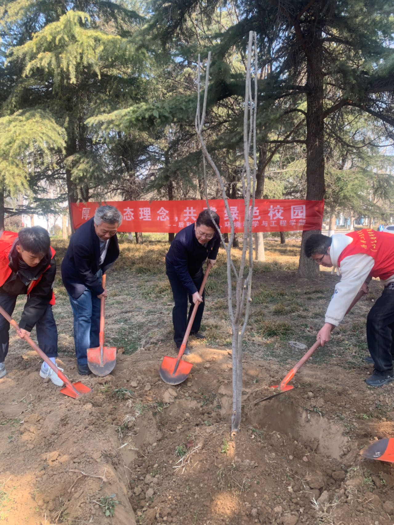党建引领|环境科学与工程学部开展“厚植生态理念，共建绿色校园”植树活动