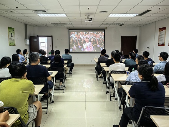环境科学与工程学部集中收看中国人民抗日战争暨世界反法西斯战争胜利80周年阅兵活动